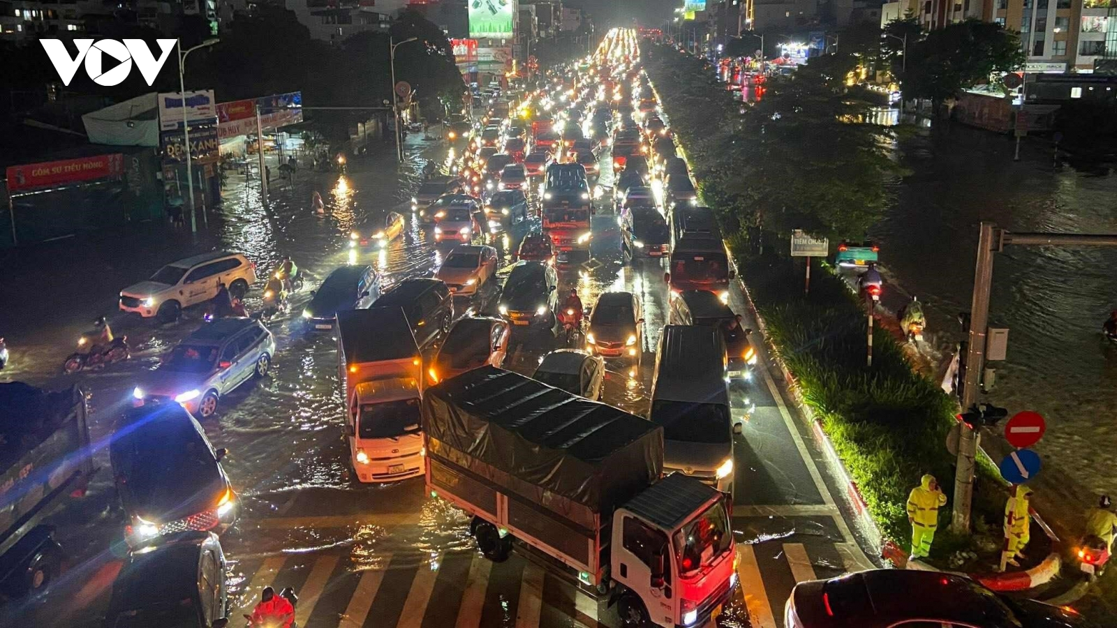 Giao thông Hà Nội tê liệt và hỗn loạn vì mưa ngập