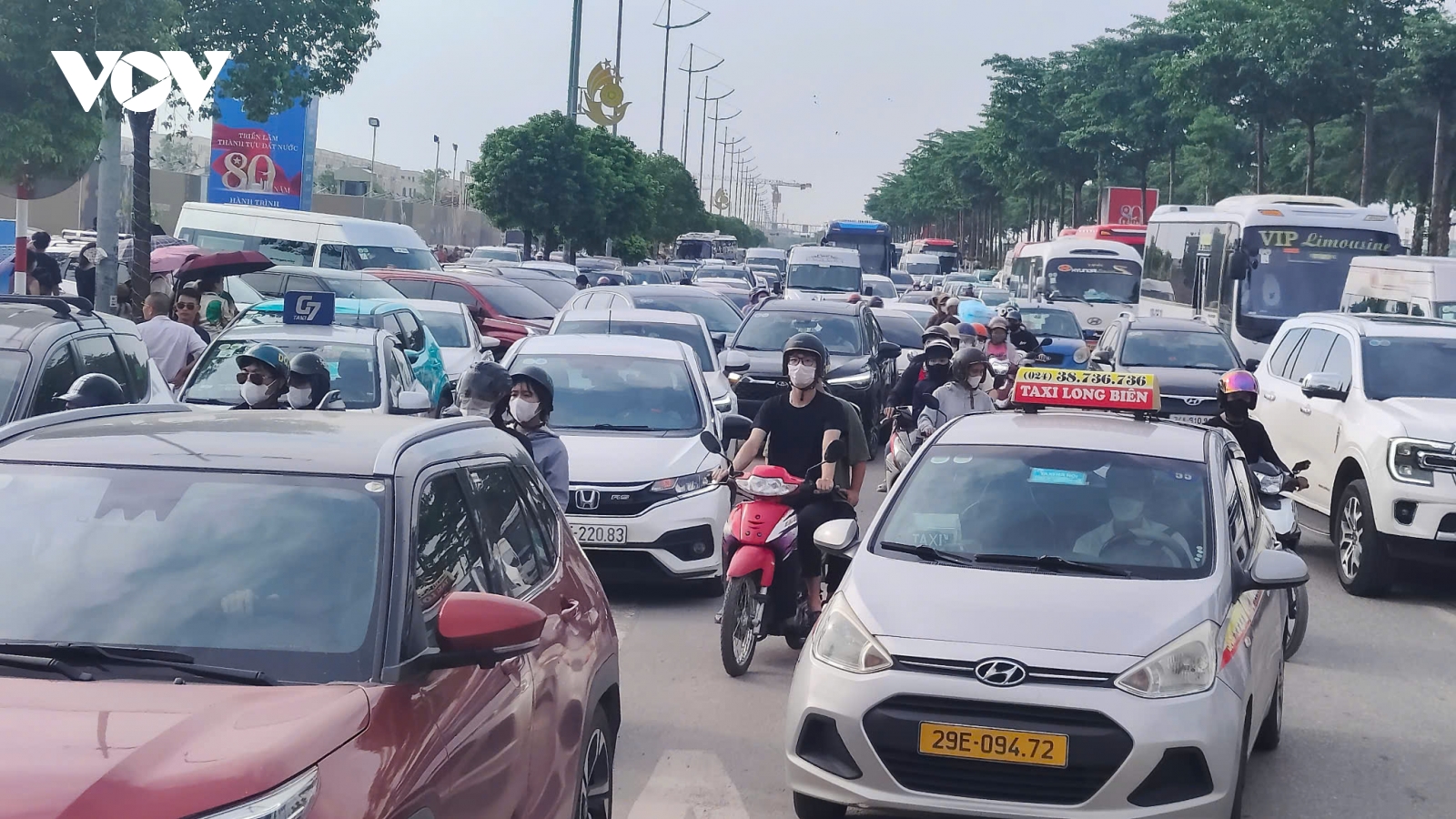 Dòng xe vẫn ken cứng trên các ngả đường tới Triển lãm Quốc gia trước ngày bế mạc
