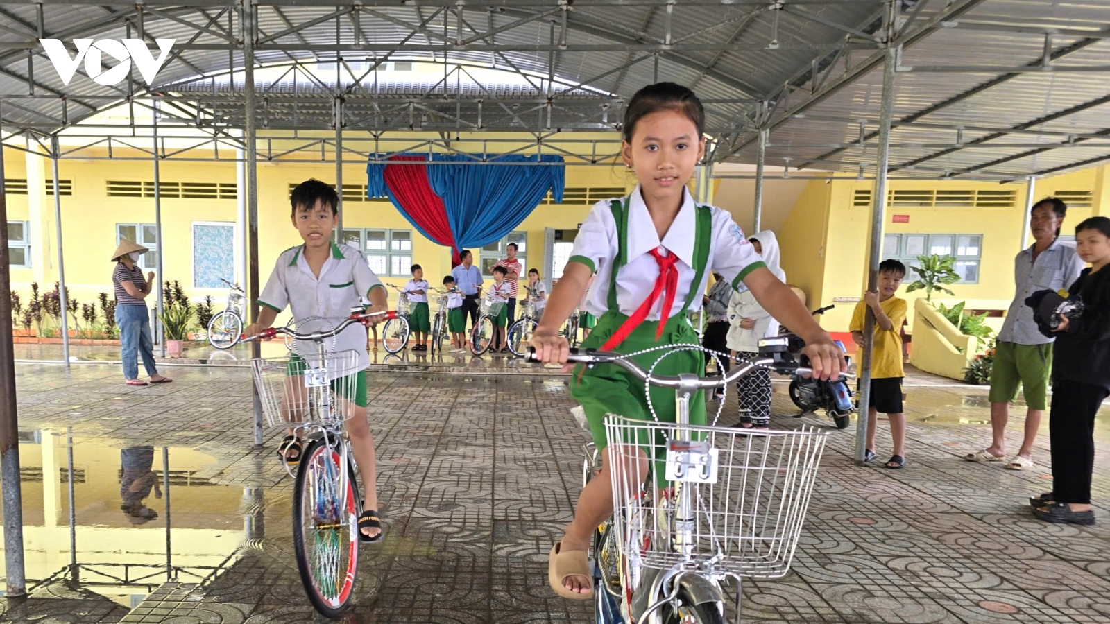 Đại úy công an ở Cà Mau thắp sáng ước mơ cho những học trò nghèo