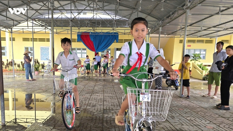 Đại úy công an ở Cà Mau thắp sáng ước mơ cho những học trò nghèo
