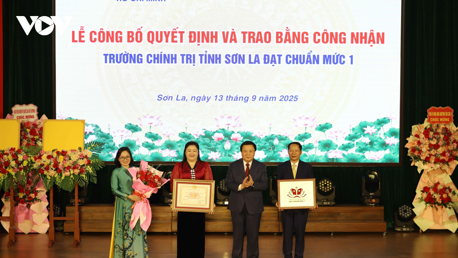 Ông Nguyễn Xuân Thắng trao Bằng công nhận Trường Chính trị Sơn La đạt chuẩn mức 1