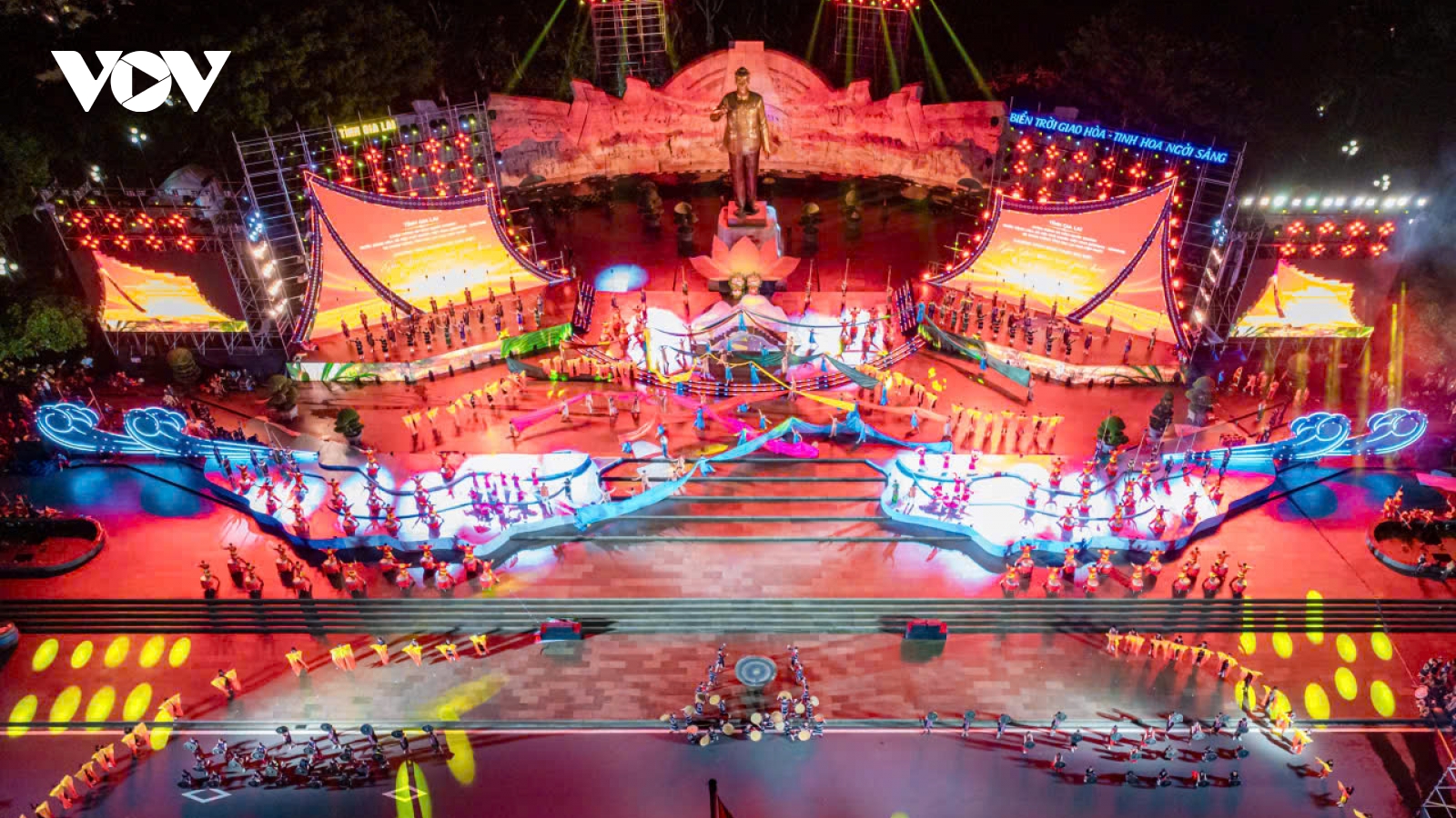 Hàng nghìn người đổ về Pleiku xem chương trình nghệ thuật đặc biệt tối 2/9