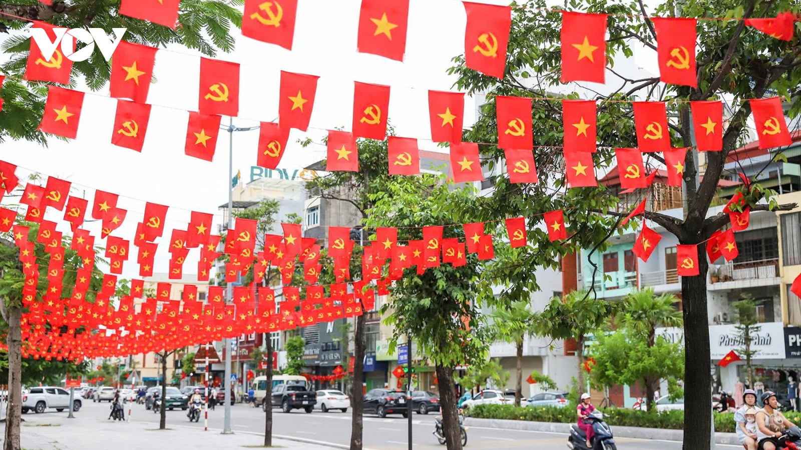 Rộn ràng cờ hoa mừng Quốc khánh khắp phố phường Quảng Ninh