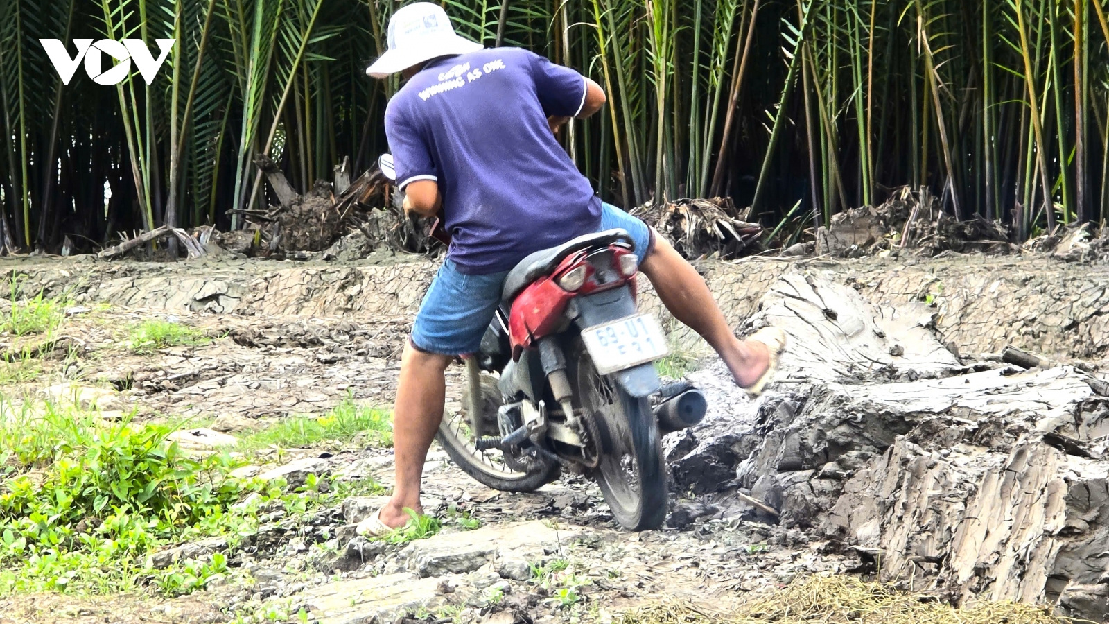 Đường nâng cấp thành… đường hỏng ở Cà Mau, dân khổ vì dự án dở dang