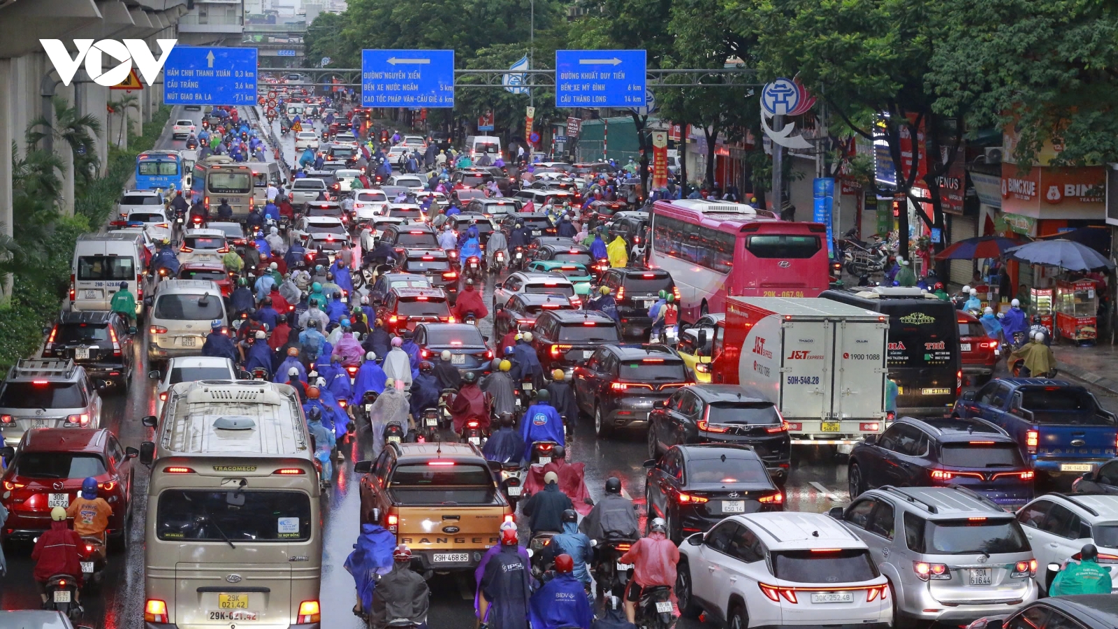Đường phố Hà Nội ùn tắc cục bộ do mưa to từ hoàn lưu bão số 10