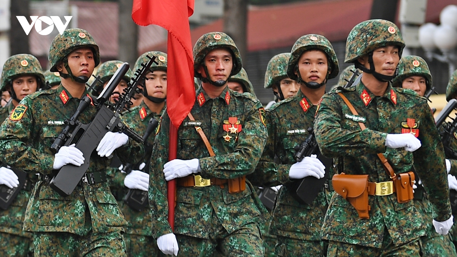 Người dân hò reo khi gặp Lê Hoàng Hiệp và Khối Tác chiến điện tử trong lễ diễu binh 2/9