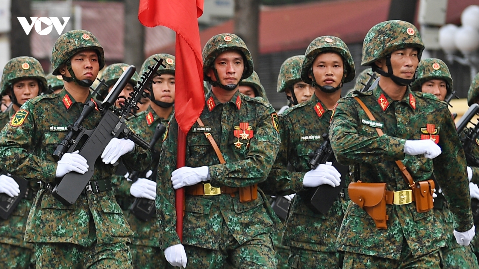 Người dân hò reo khi gặp Lê Hoàng Hiệp và Khối Tác chiến điện tử trong lễ diễu binh 2/9