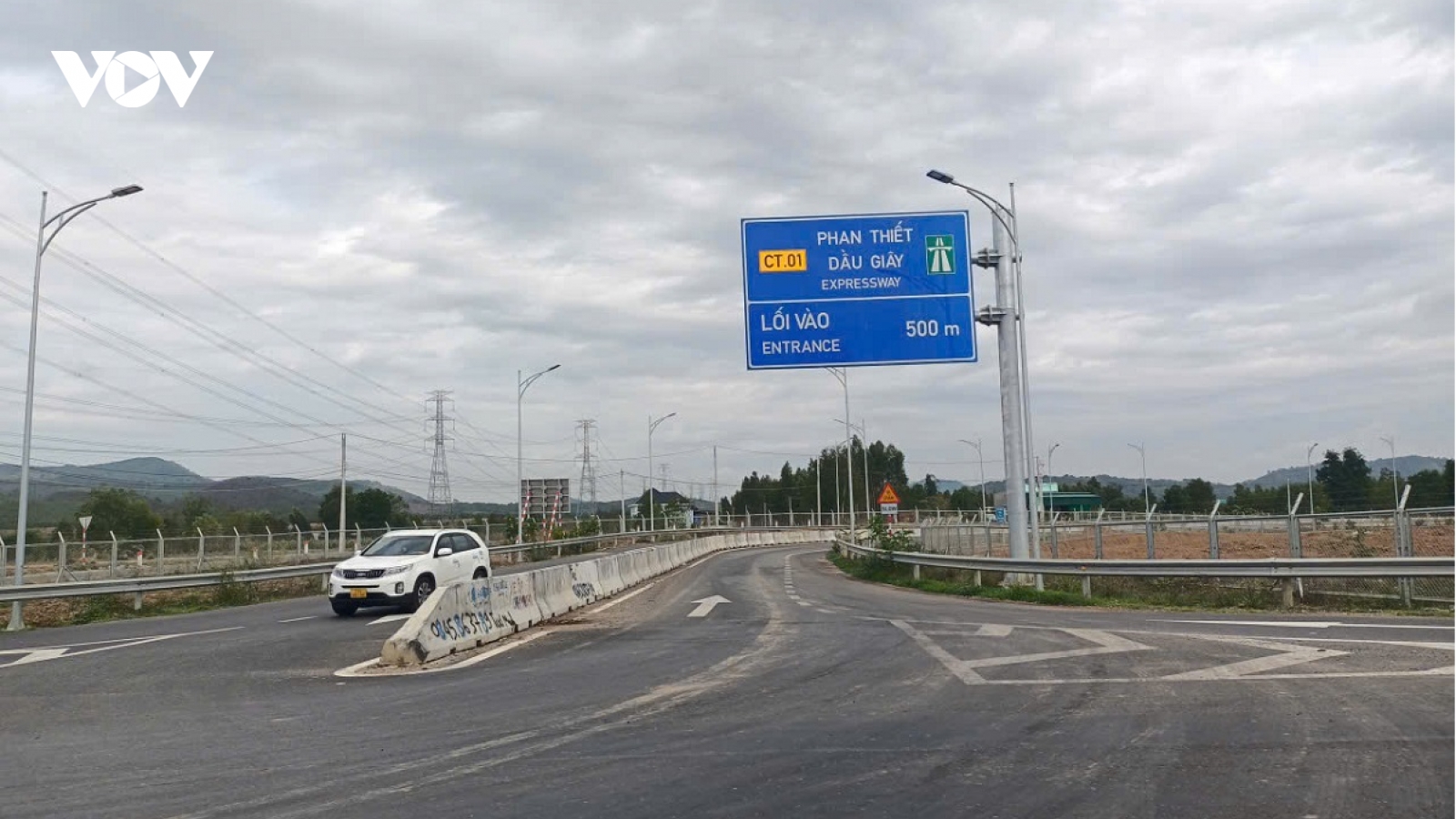 Hướng dẫn xe tải trọng lớn đi vào làn bên phải trên cao tốc Phan Thiết - Dầu Giây