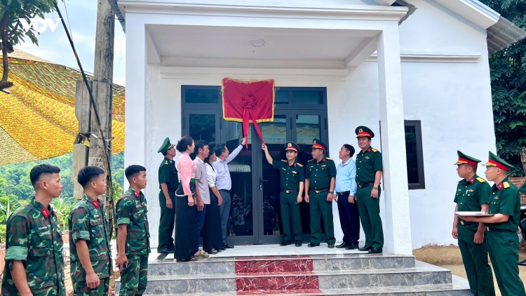 Bàn giao nhà ở cho nhân dân bị thiệt hại do lũ quét, sạt lở đất ở Sơn La