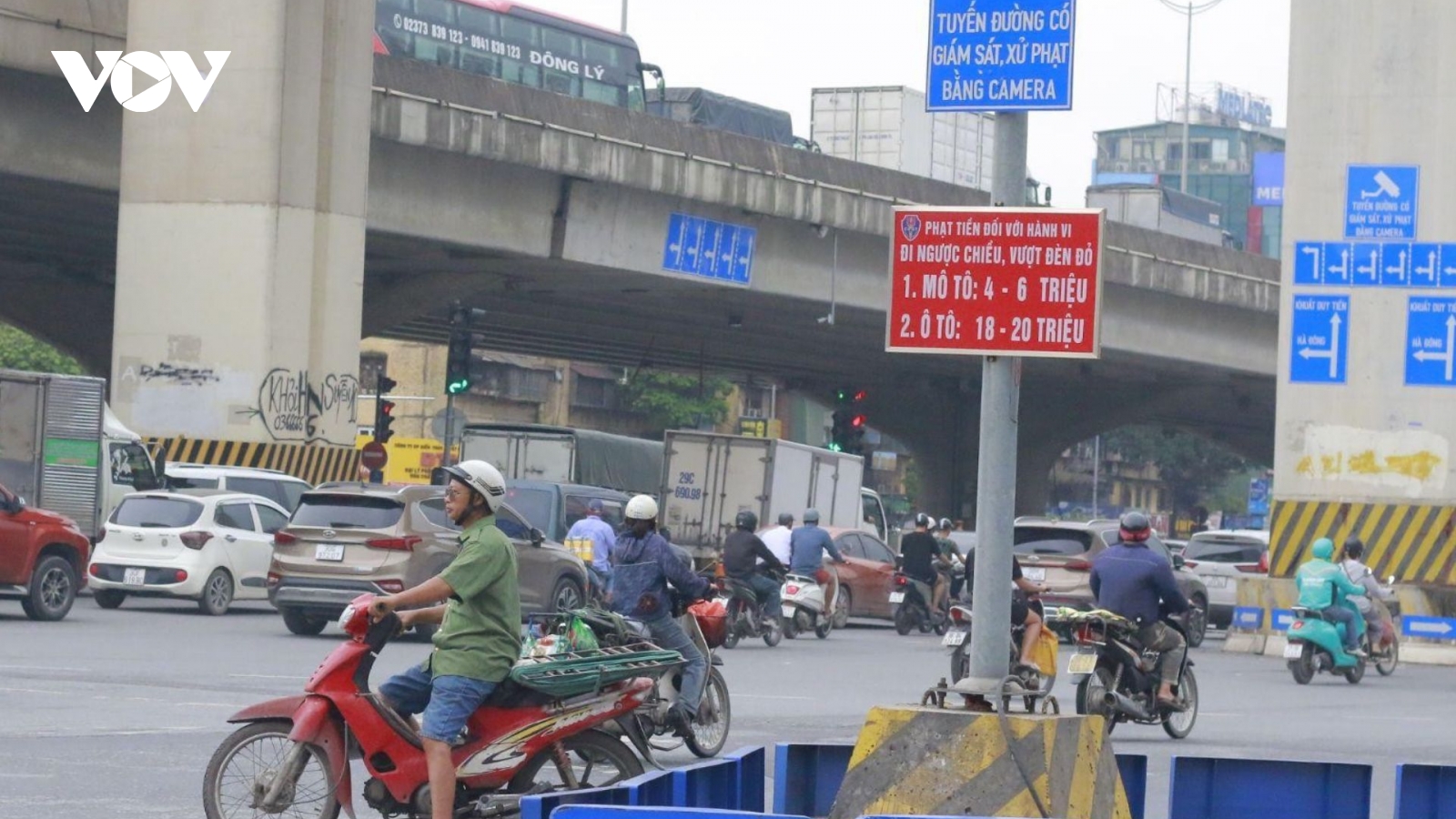 Vượt đèn đỏ, leo vỉa hè: Vi phạm tái diễn bất chấp Nghị định 168