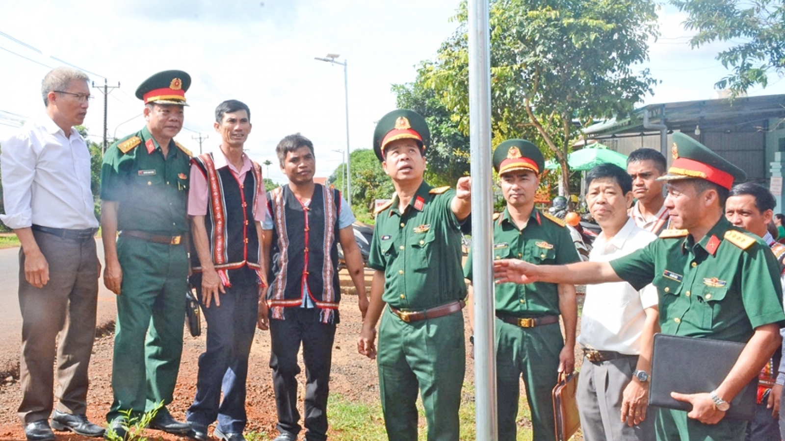 Binh đoàn 15 thắp sáng hàng chục km biên giới Gia Lai bằng đèn điện năng lượng mặt trời