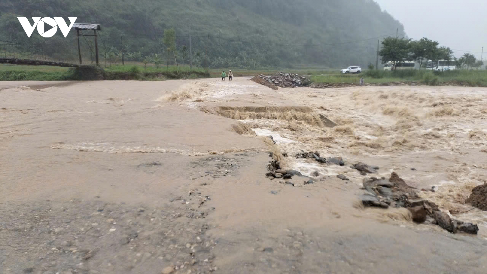 Nước lũ trên sông, suối ở Sơn La lên nhanh, một số nhà máy thuỷ điện phải xả lũ