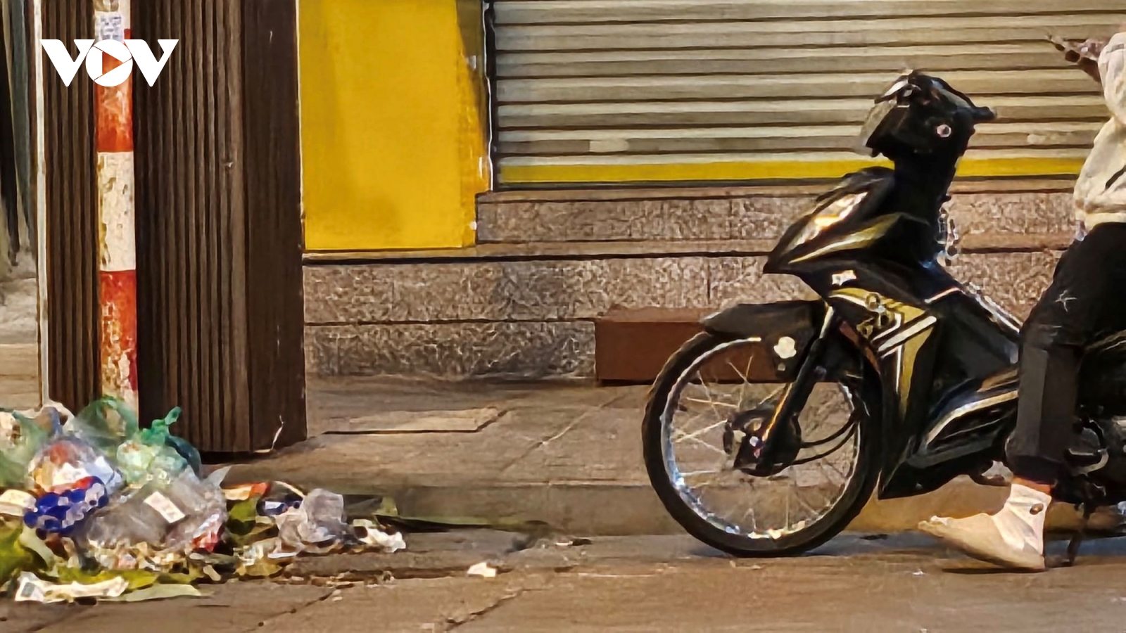 Nhét chữ vào mồm và thói vứt rác bừa bãi trước cửa nhà người khác