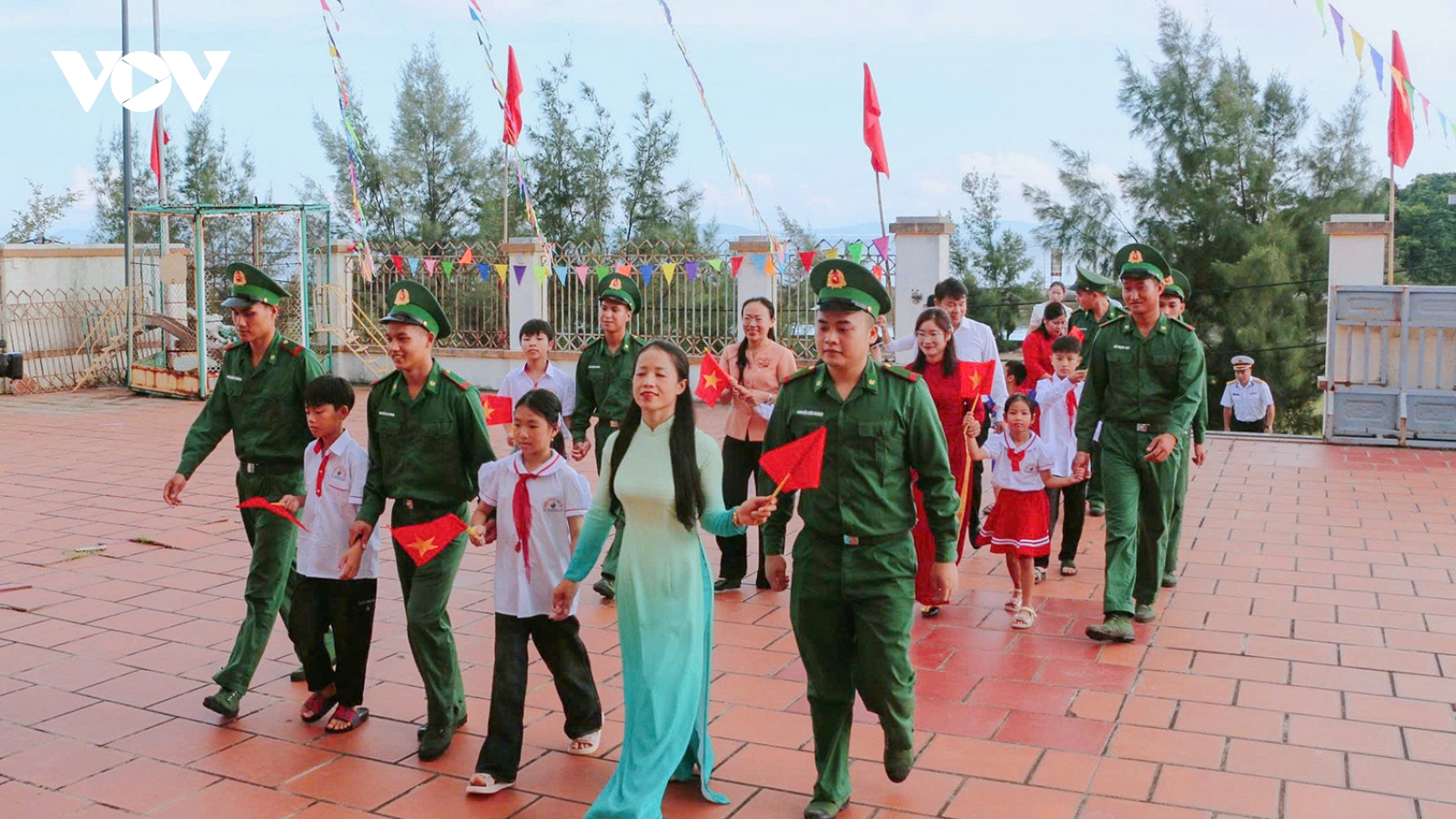 Rộn ràng khai giảng năm học mới từ Trường Sa, đặc khu Cô Tô cho đến phố thị