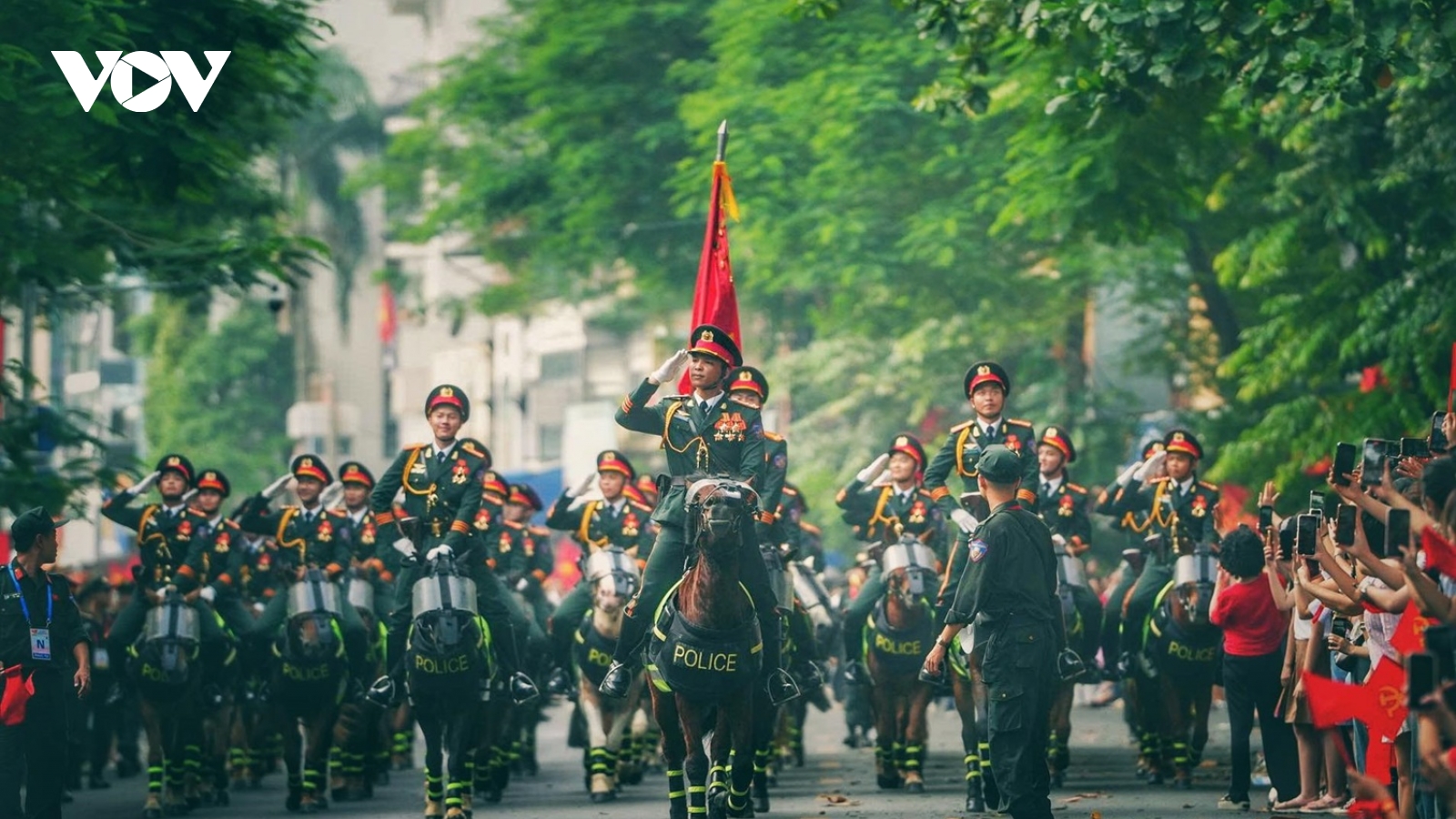 Chiêm ngưỡng các khối diễu hành của Công an nhân dân đi giữa rừng cờ hoa ngày Tết độc lập