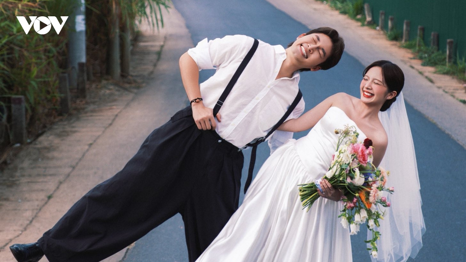 Đình Tú tình tứ với bà xã Ngọc Huyền trong bộ ảnh cưới