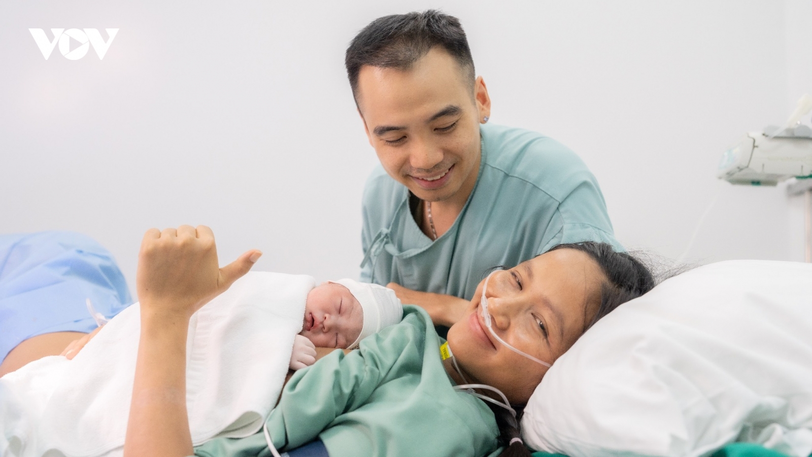 Hoa hậu H'Hen Niê sinh con đầu lòng, chồng nhiếp ảnh gia rơi nước mắt