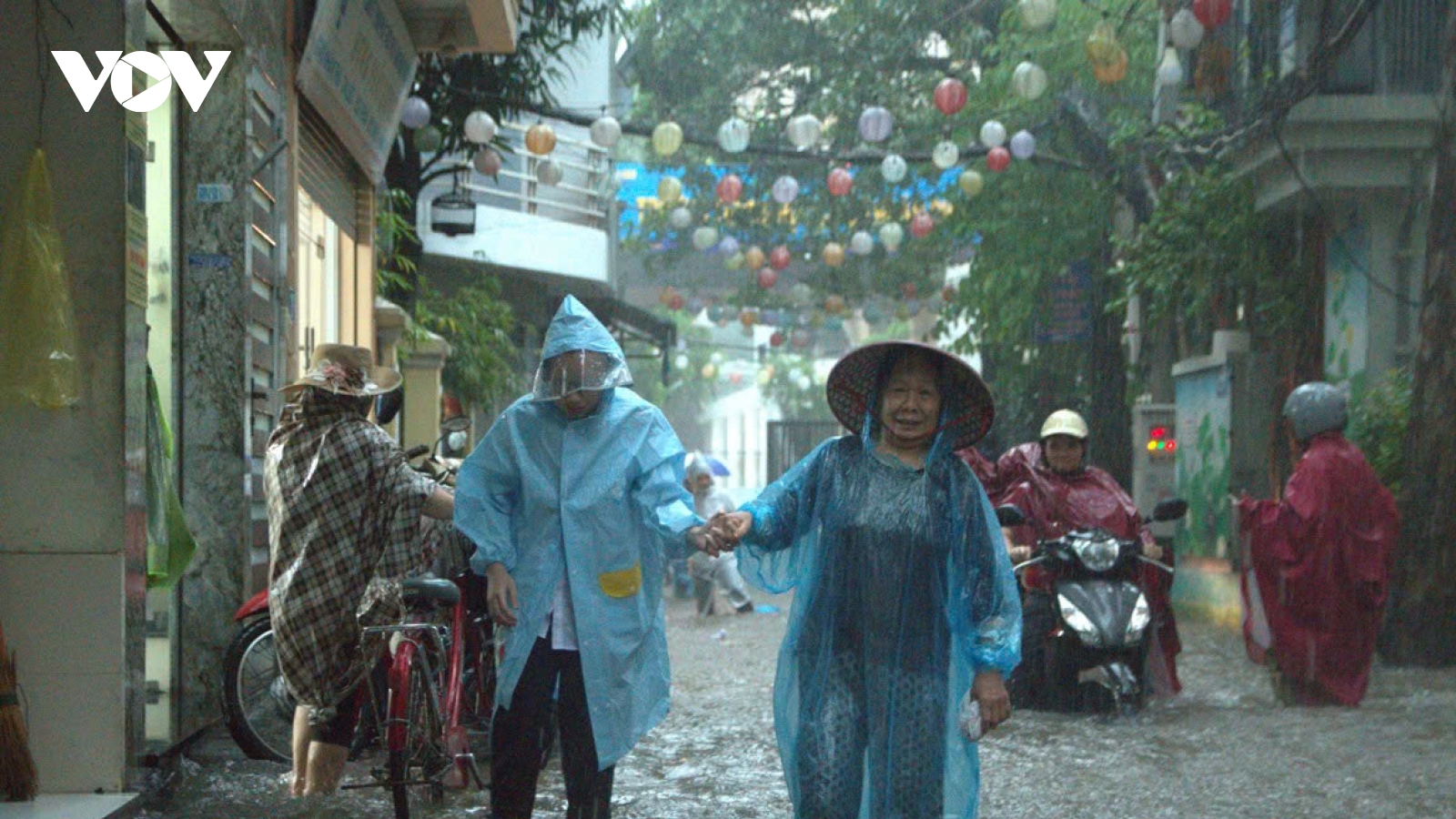 Hà Nội tan học giữa biển nước: Học sinh mắc kẹt, phụ huynh bì bõm tìm đường đón