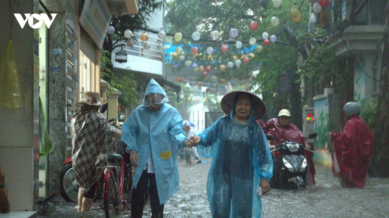 Hà Nội tan học giữa biển nước: Học sinh mắc kẹt, phụ huynh bì bõm tìm đường đón