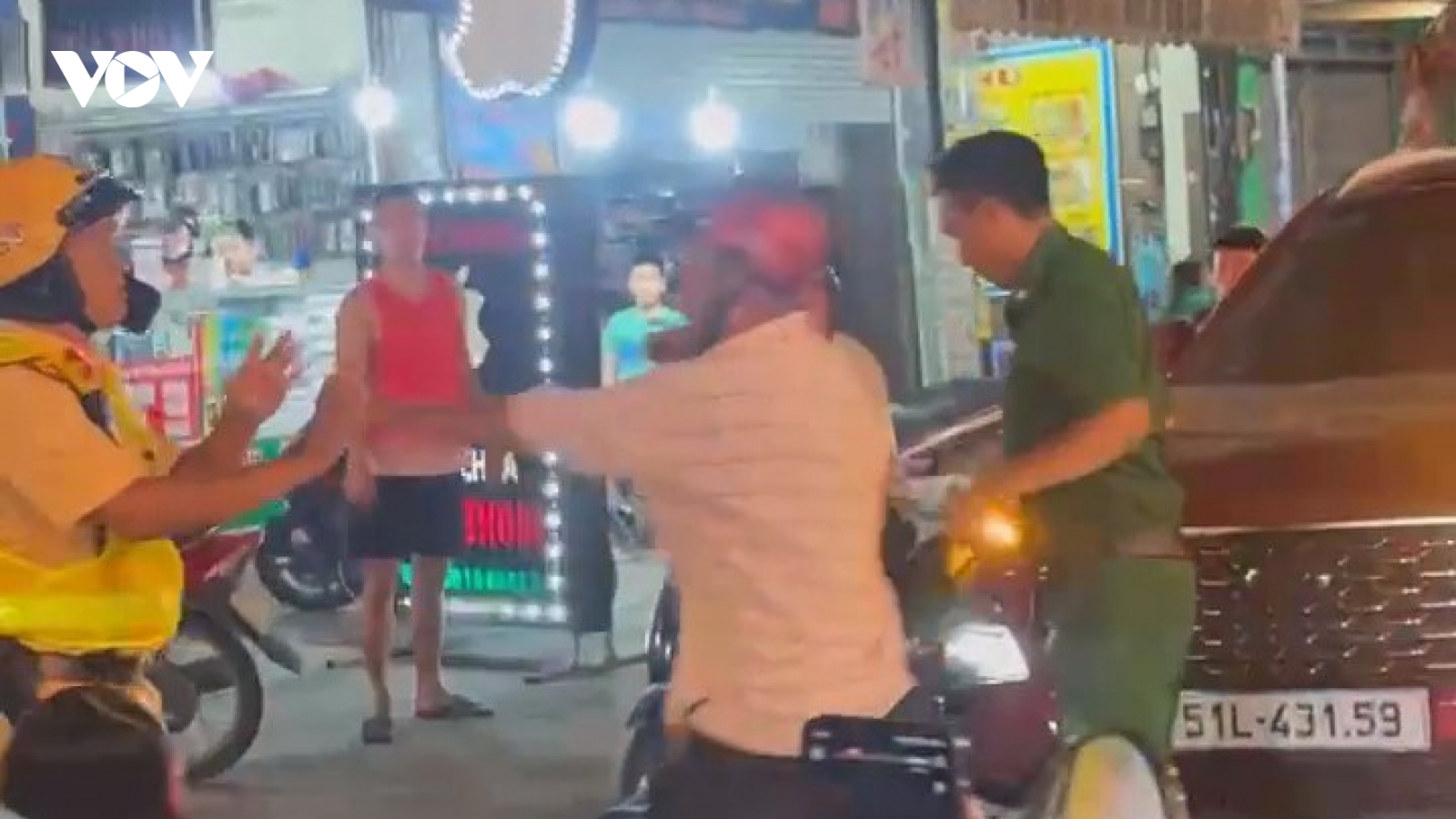 Khởi tố người say rượu chống đối CSGT, đánh thanh niên xung phong bị thương