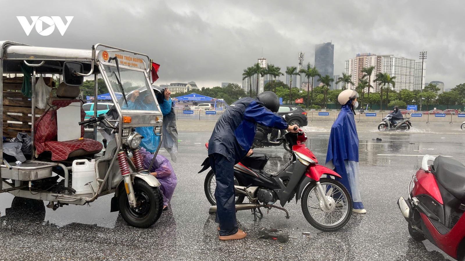 Biển nước nhấn chìm đường phố, người dân chật vật, xe máy nằm la liệt