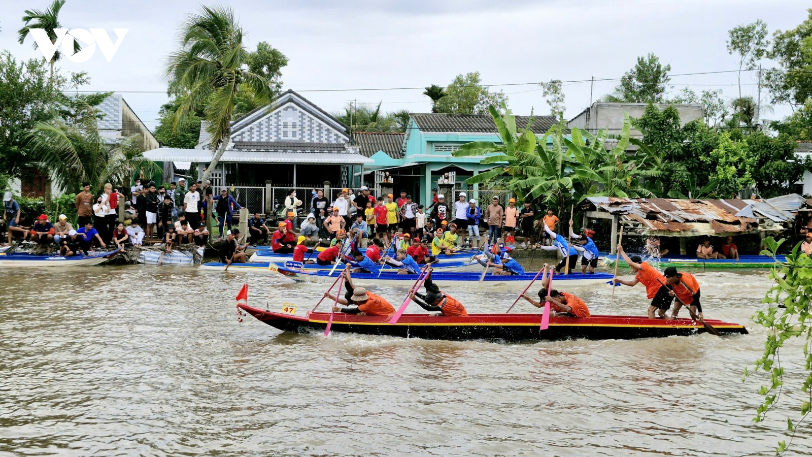 Đồng bào Khmer tổ chức bơi đua vỏ lãi mừng 80 năm Ngày Quốc khánh 2/9