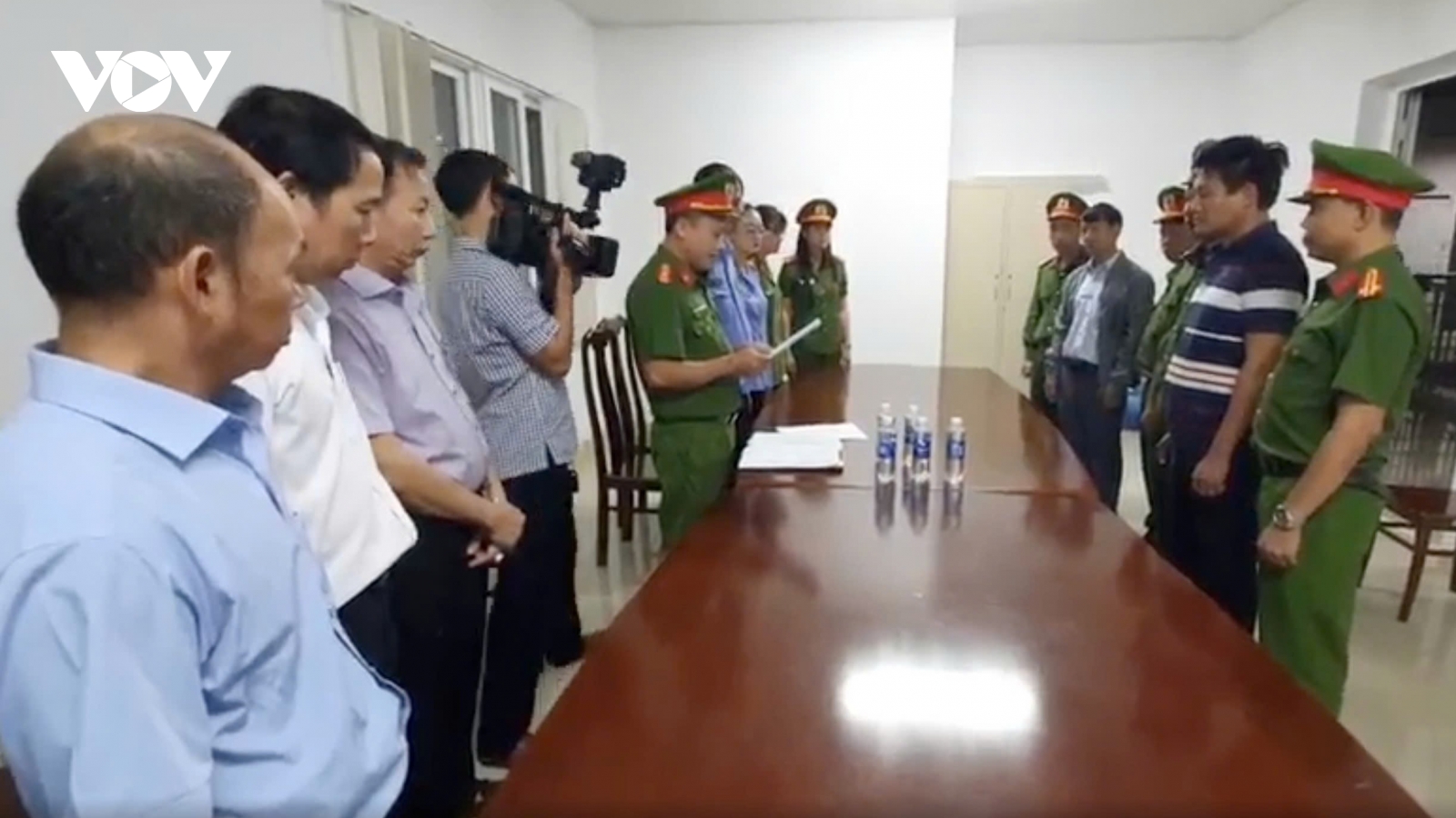 Vụ máy tán sỏi hỏng vẫn chữa bệnh, thu tiền: Khởi tố, bắt tạm giam 2 trưởng khoa