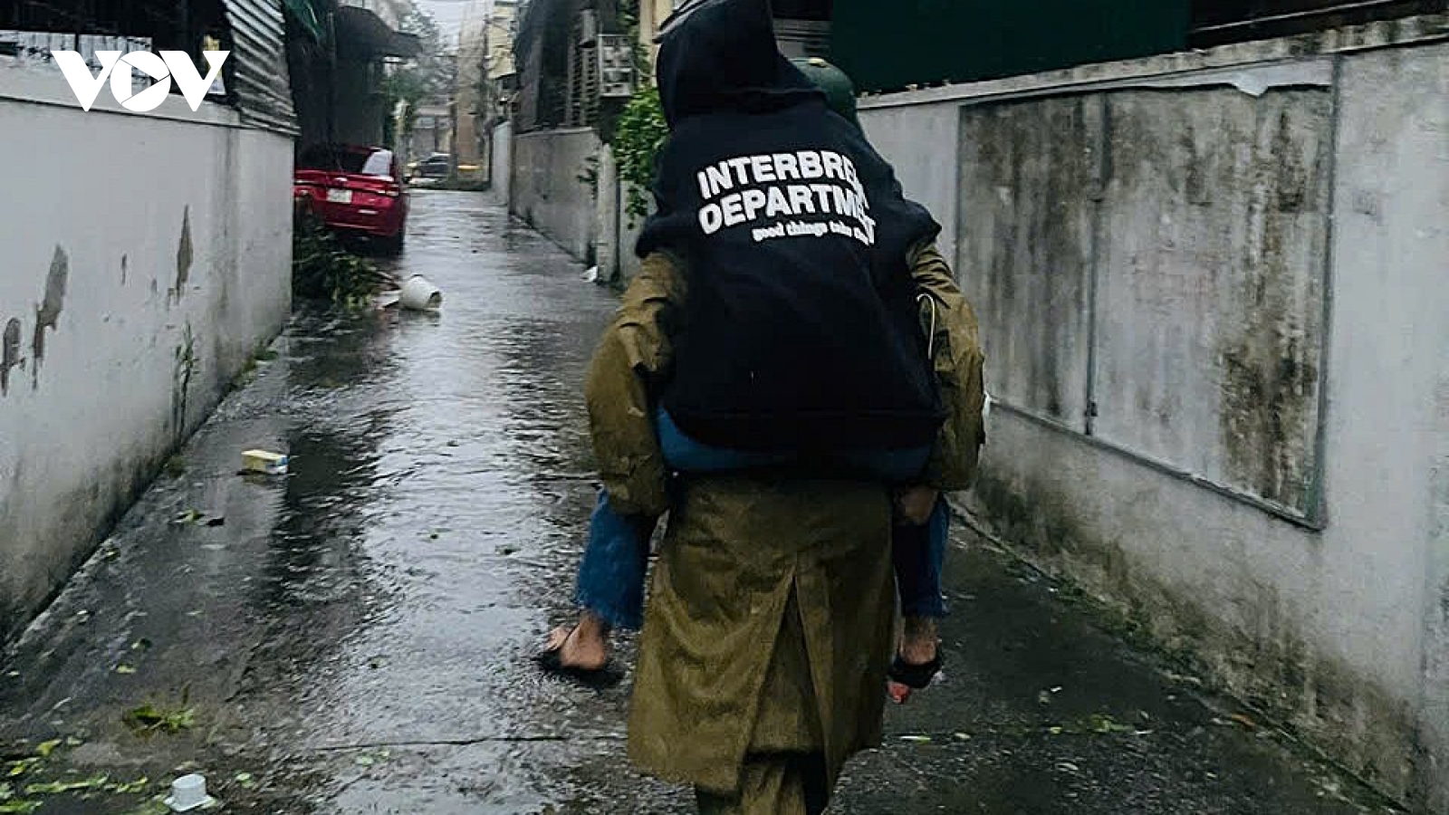 Giải cứu 3 người mắc kẹt do phòng trọ bị tốc mái trong bão số 10 tại Nghệ An