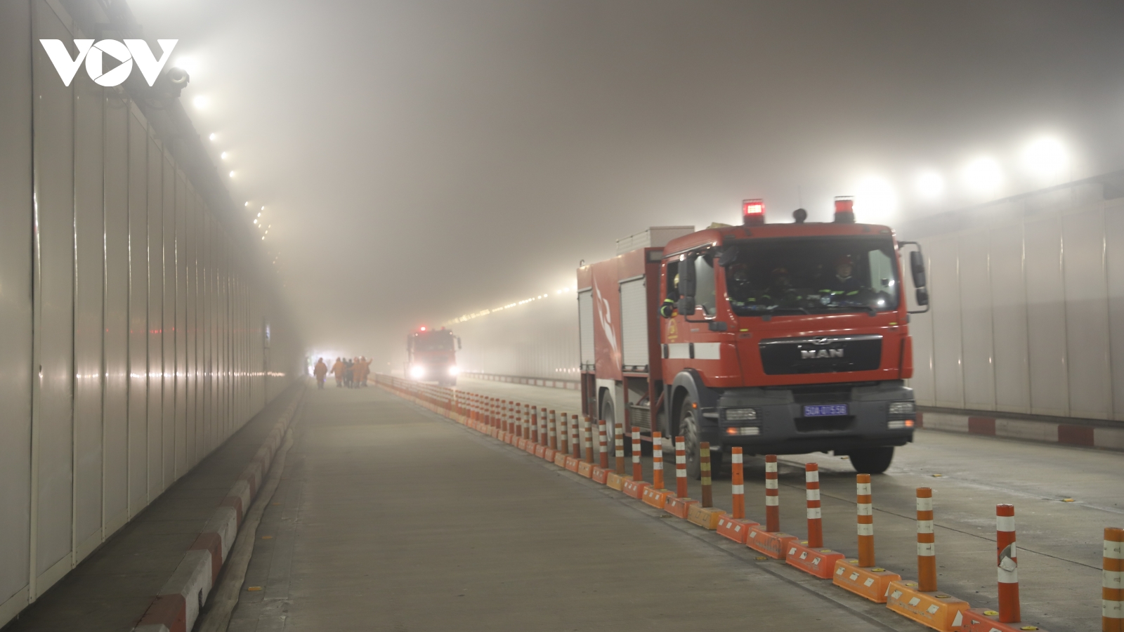 Hàng trăm người cùng robot diễn tập cứu hộ cháy xe trong hầm sông Sài Gòn