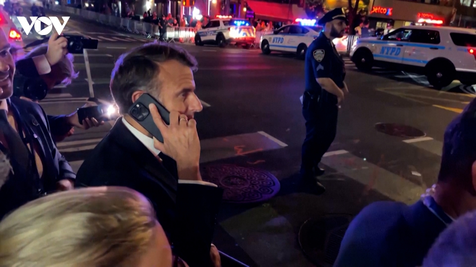 Tổng thống Pháp Macron bị cảnh sát New York chặn vì đoàn xe của Tổng thống Trump
