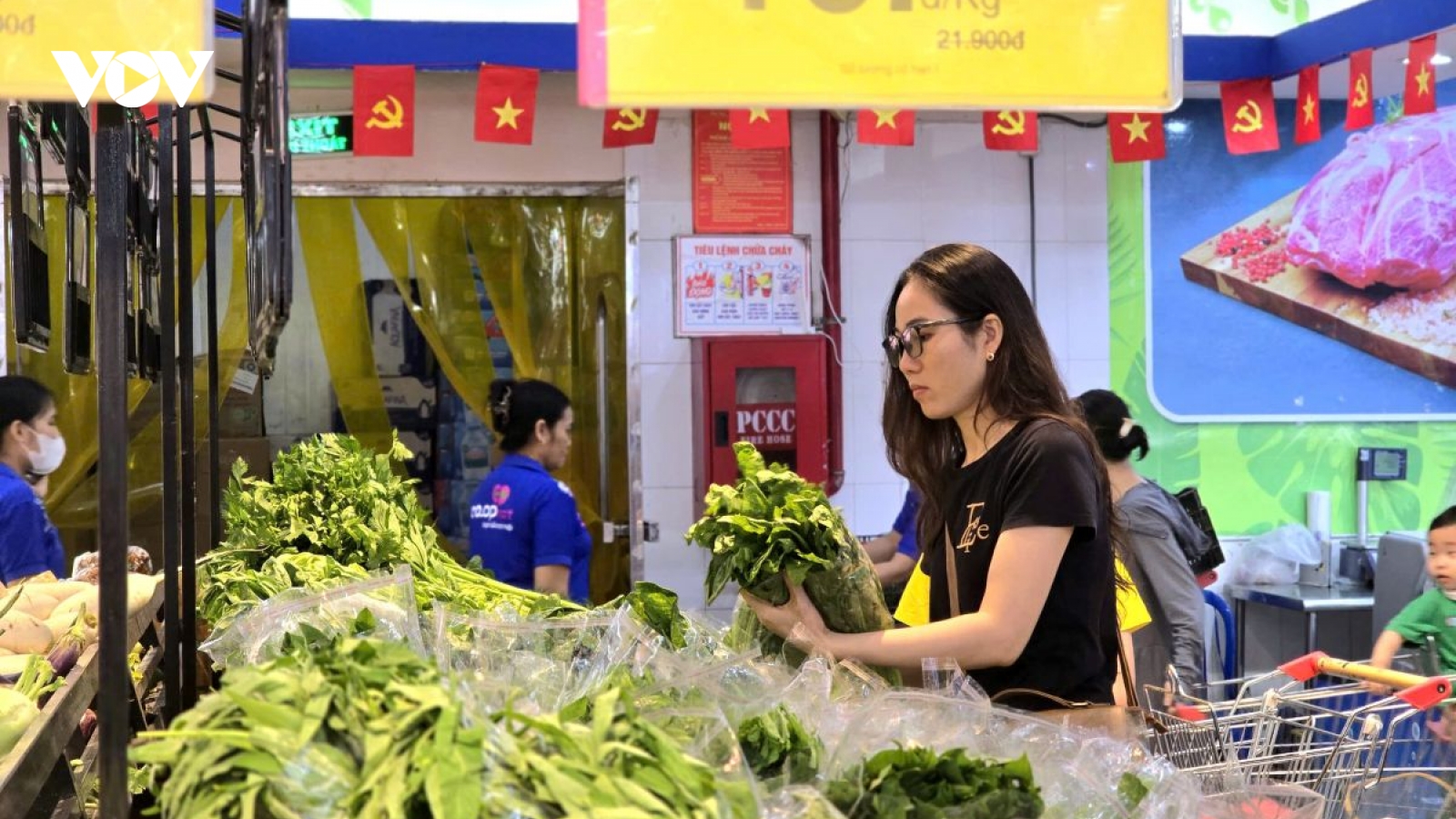 Doanh nghiệp TP.HCM tăng lượng hàng hóa và giảm giá bán cho khu vực bị bão số 10
