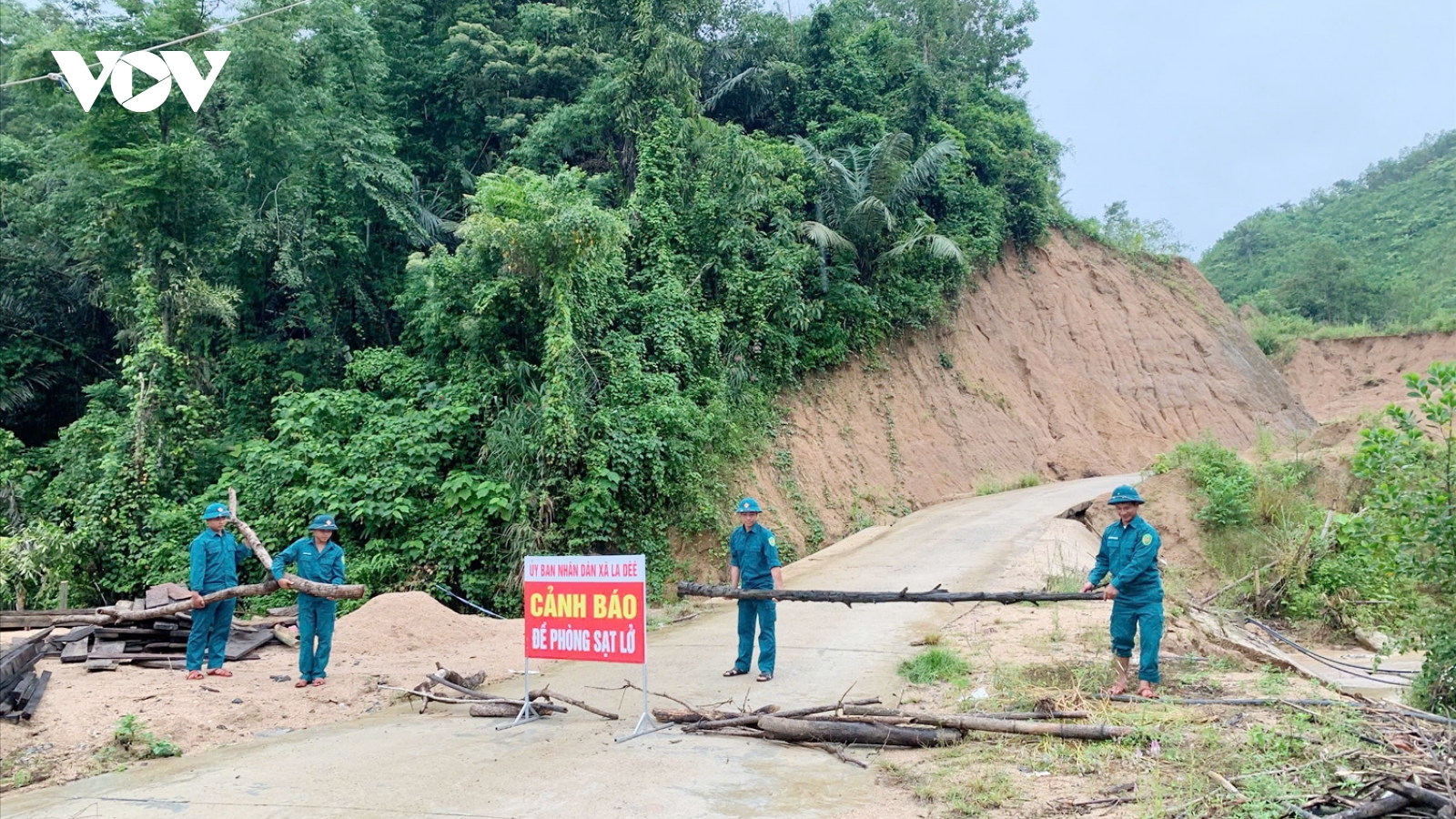 Miền Trung gấp rút sơ tán dân, bảo vệ tàu thuyền trước bão số 10