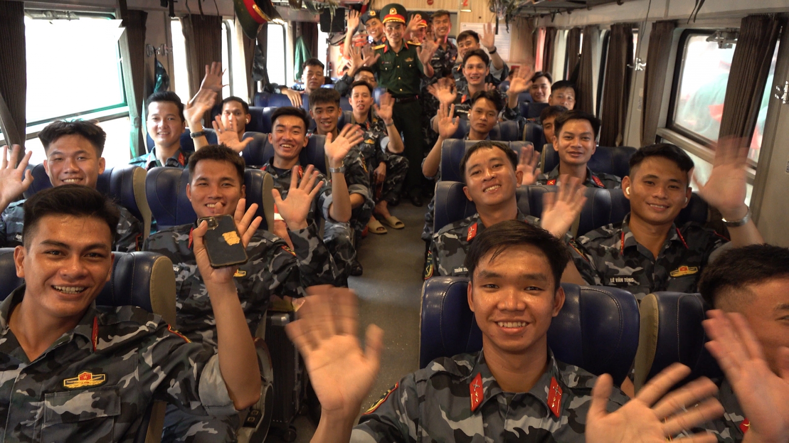 Chia tay A80, những khoảnh khắc xúc động trên sân ga