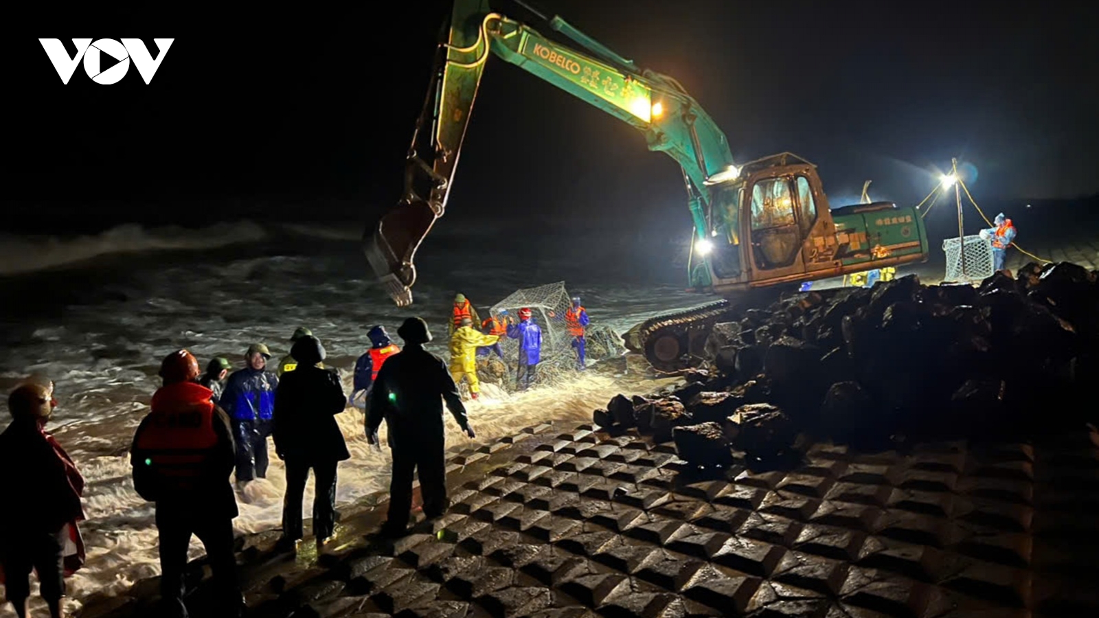 Sạt lở 20m đê biển ở Ninh Bình vì bão số 10, huy động 100 người khẩn trương khắc phục