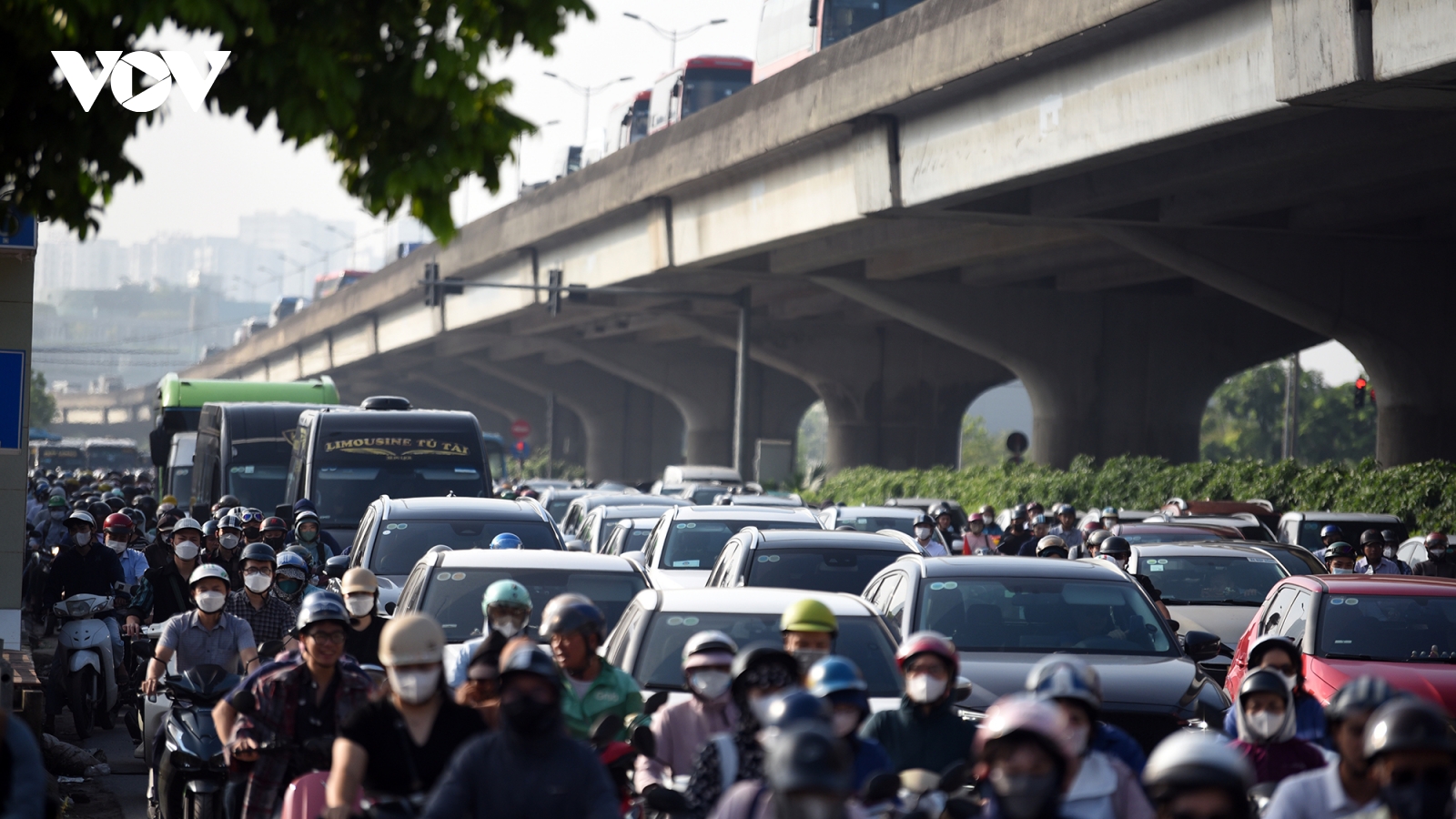 Nhiều đường phố Hà Nội ùn tắc trong buổi sáng sau nghỉ lễ 2/9