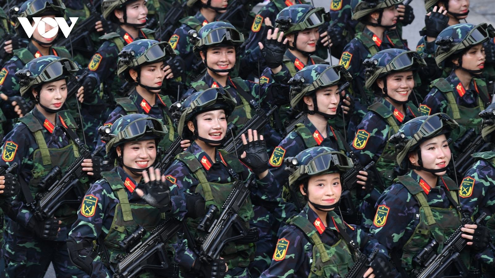 Các chiến sĩ diễu binh A80 rạng rỡ đi giữa vòng tay nhân dân