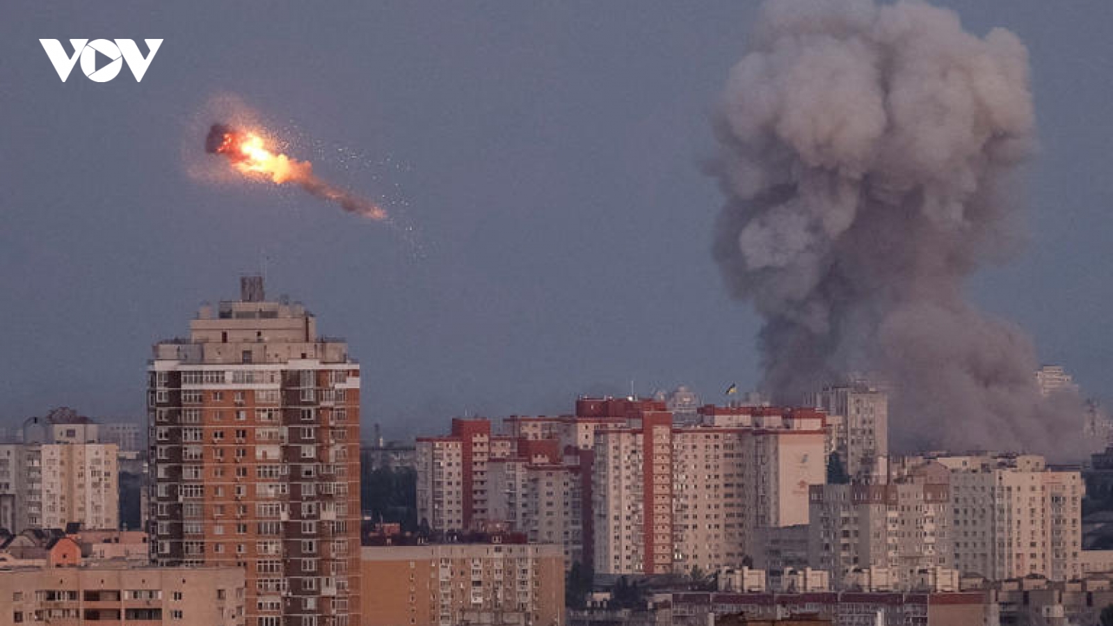 Châu Âu ưu tiên tự vệ, Ukraine lo tìm cách đối phó "bão" tên lửa Nga