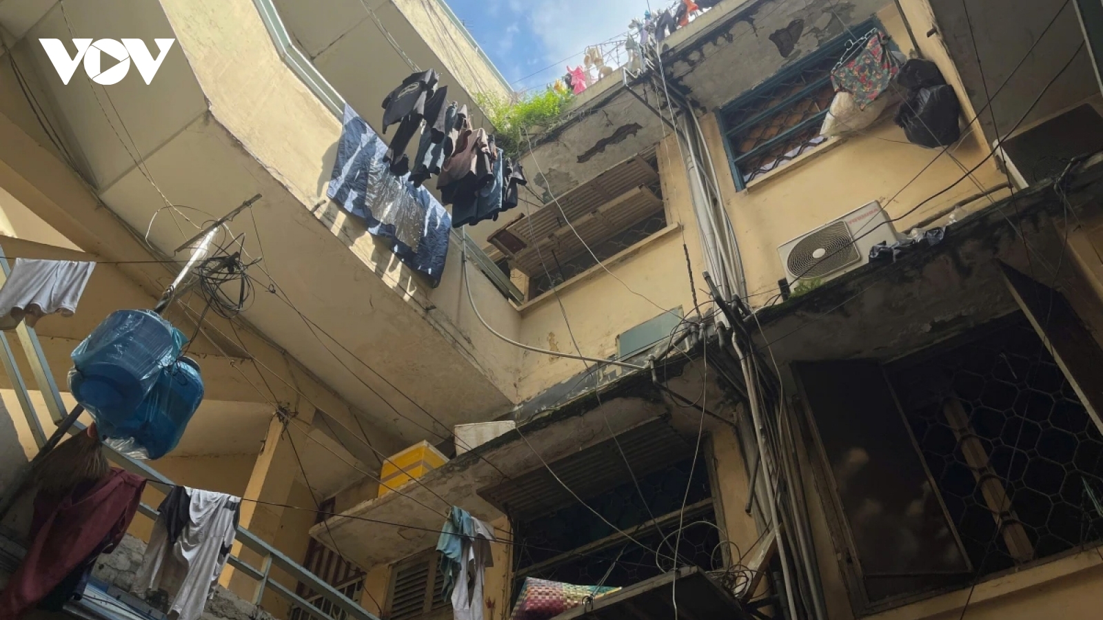 “Cải tạo chung cư cũ: Khi 'miếng cơm' níu chân 'mái nhà' mục nát”