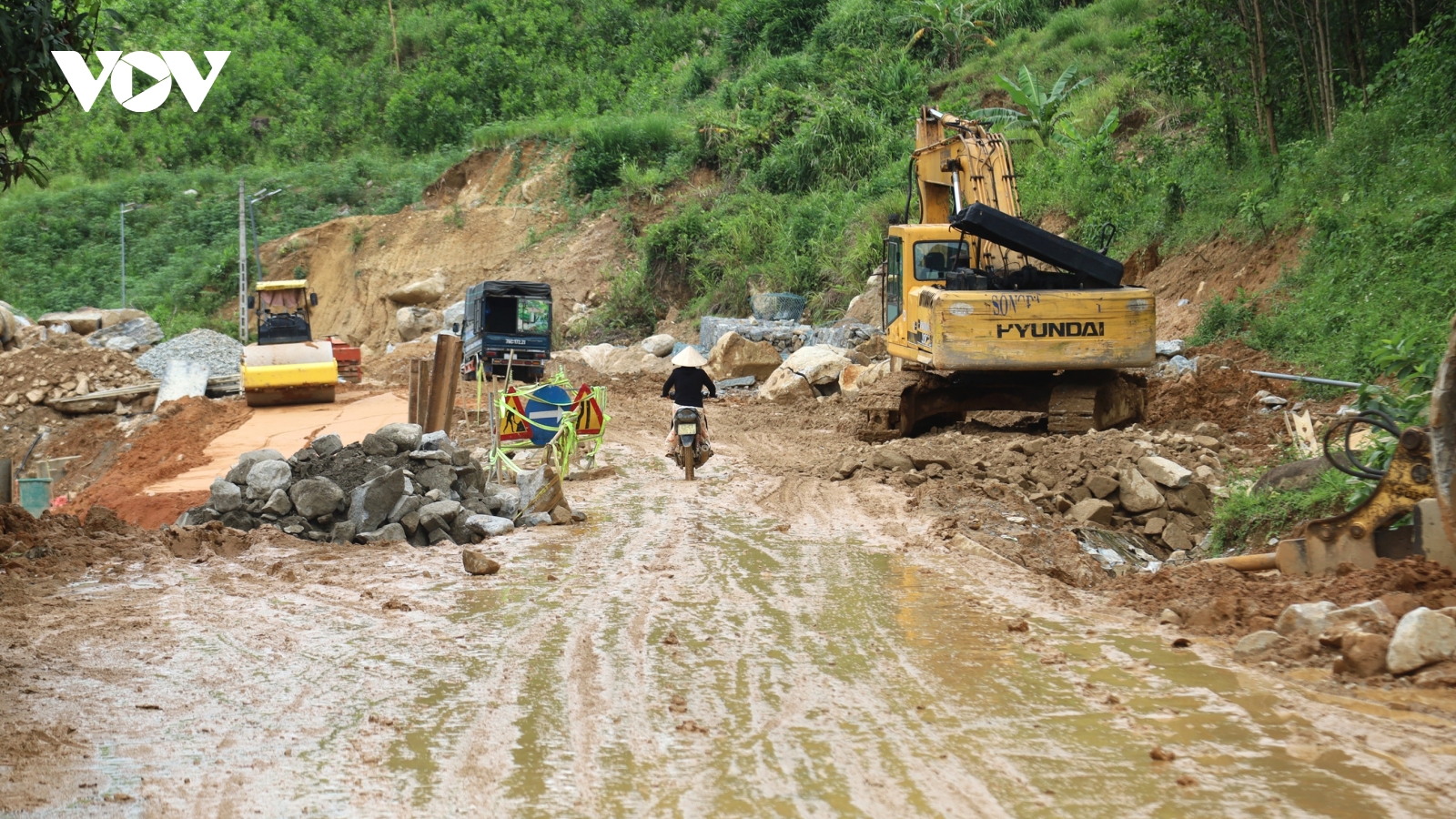 Ngổn ngang dự án sửa chữa taluy đường Trường Sơn Đông trước mùa mưa