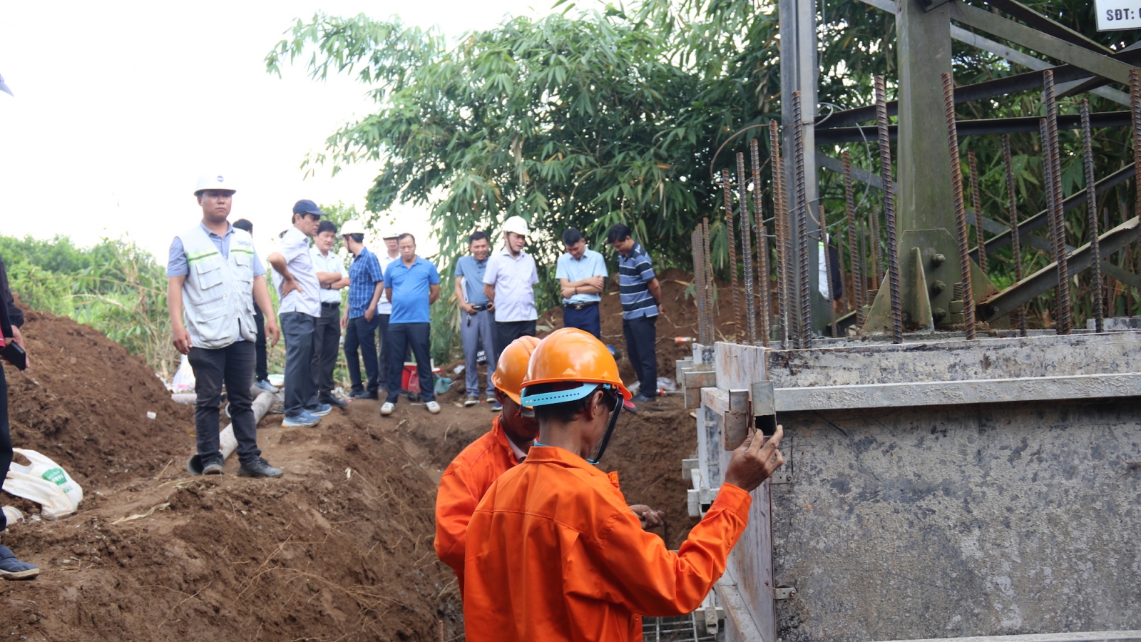 Hơn 800 người thi công xuyên Lễ trên các công trình lưới điện khu vực miền Nam