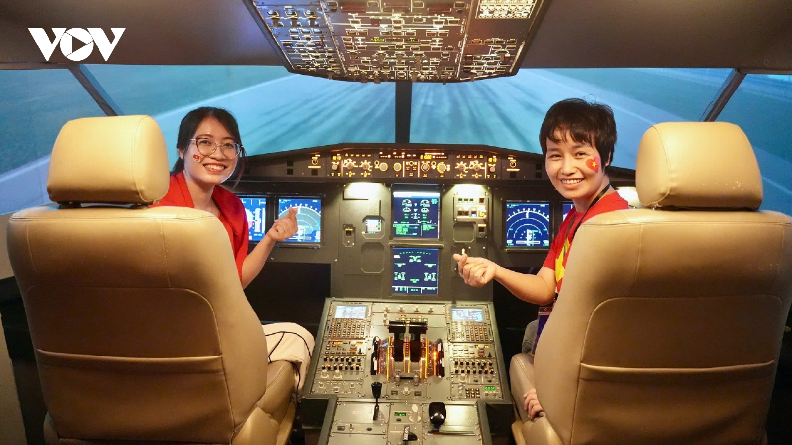 Người dân hào hứng thử làm phi công, tiếp viên tại triển lãm "Khát vọng bầu trời"