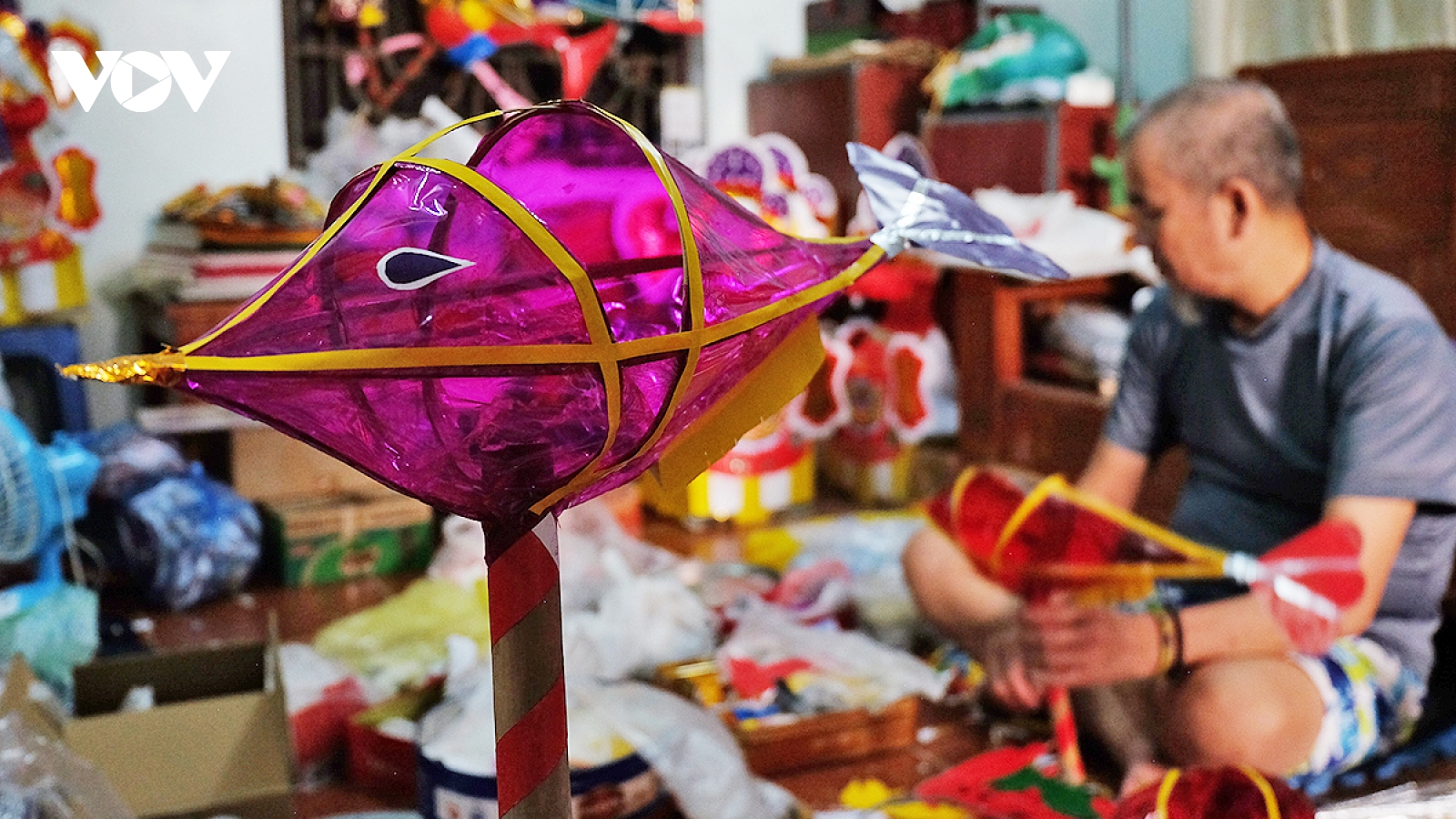 Người cuối cùng giữ nghề làm đồ chơi Trung thu truyền thống ở ngoại thành Hà Nội