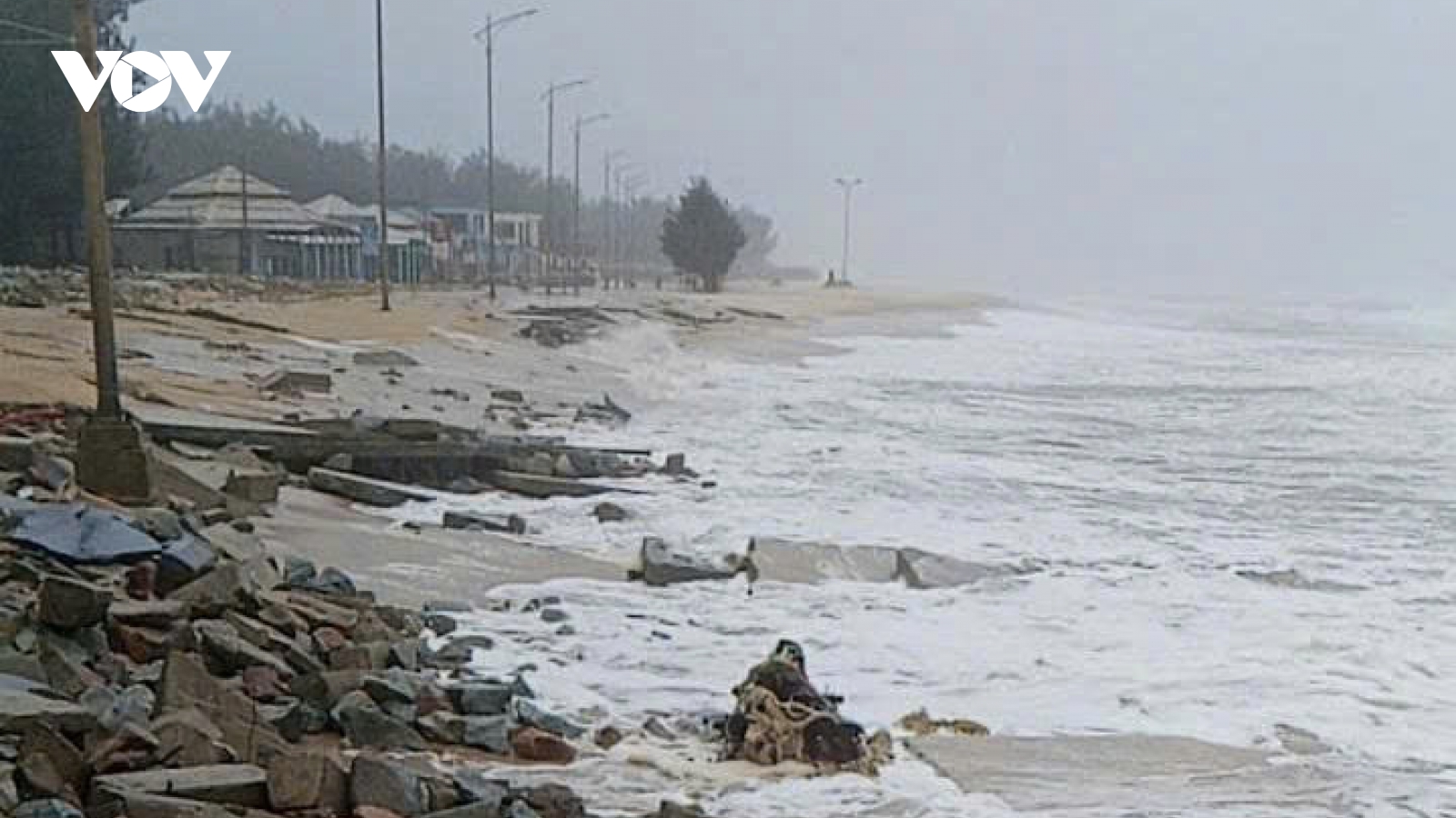 Triều cường phá hỏng đường đi bộ dọc bãi tắm Thuận An, thành phố Huế