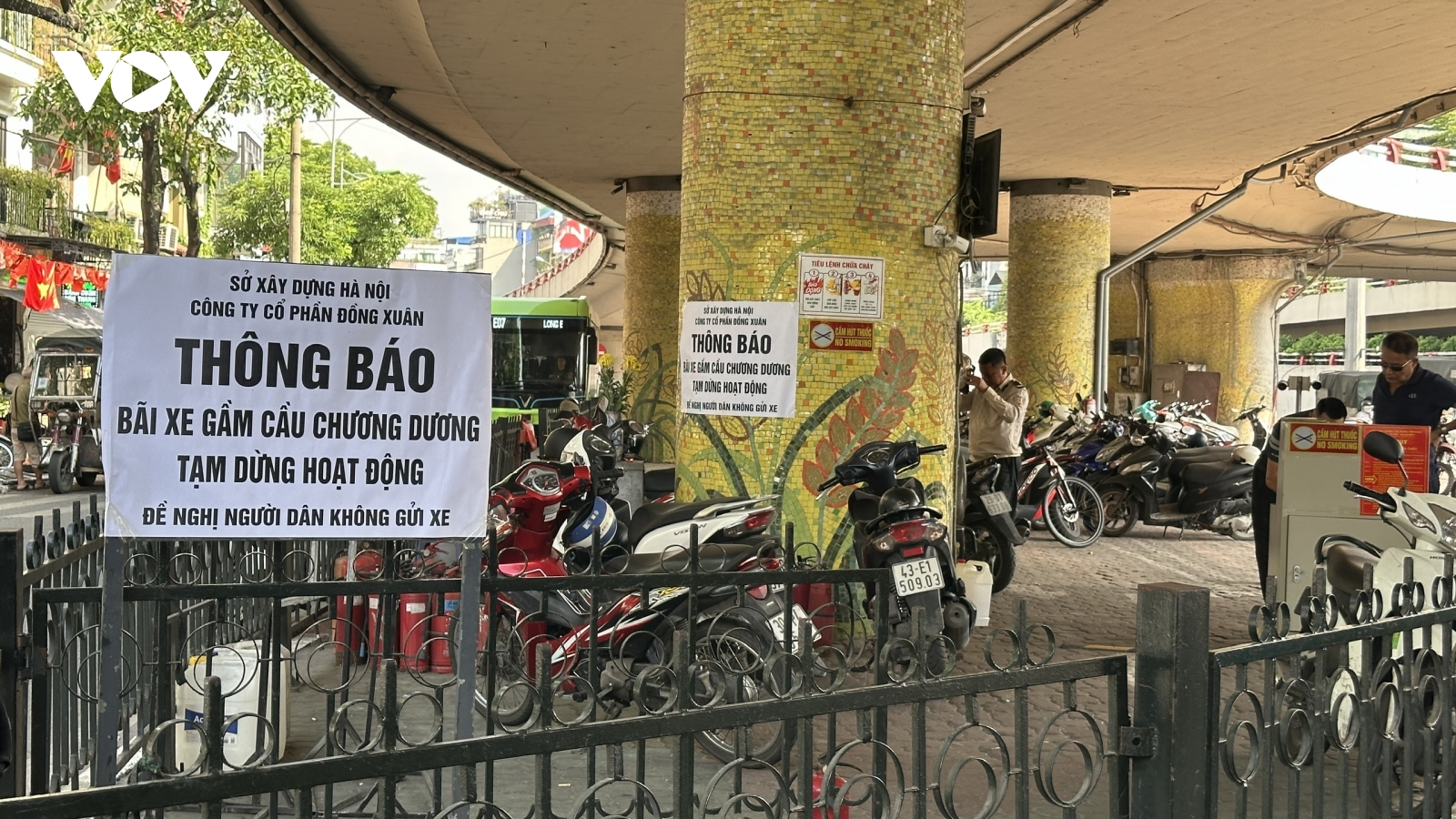Các bãi xe dưới gầm cầu ở Hà Nội bất ngờ đóng cửa sau lệnh cấm