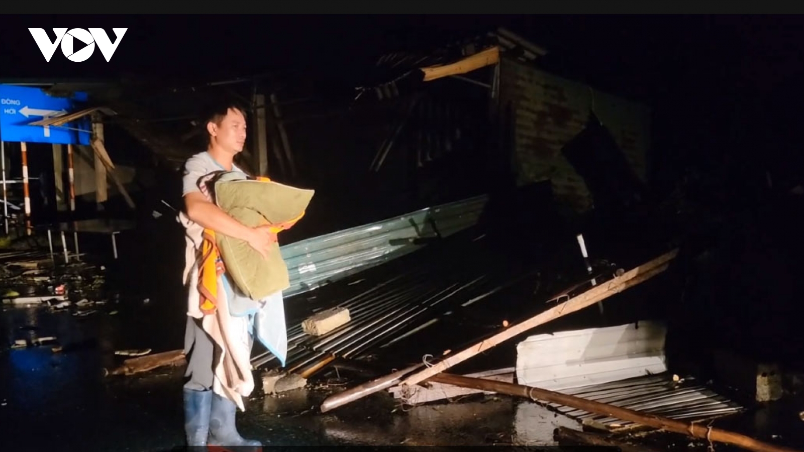 Bão số 10 Bualoi quét qua Quảng Trị, nhà tốc mái, cây bật gốc ngổn ngang trong đêm