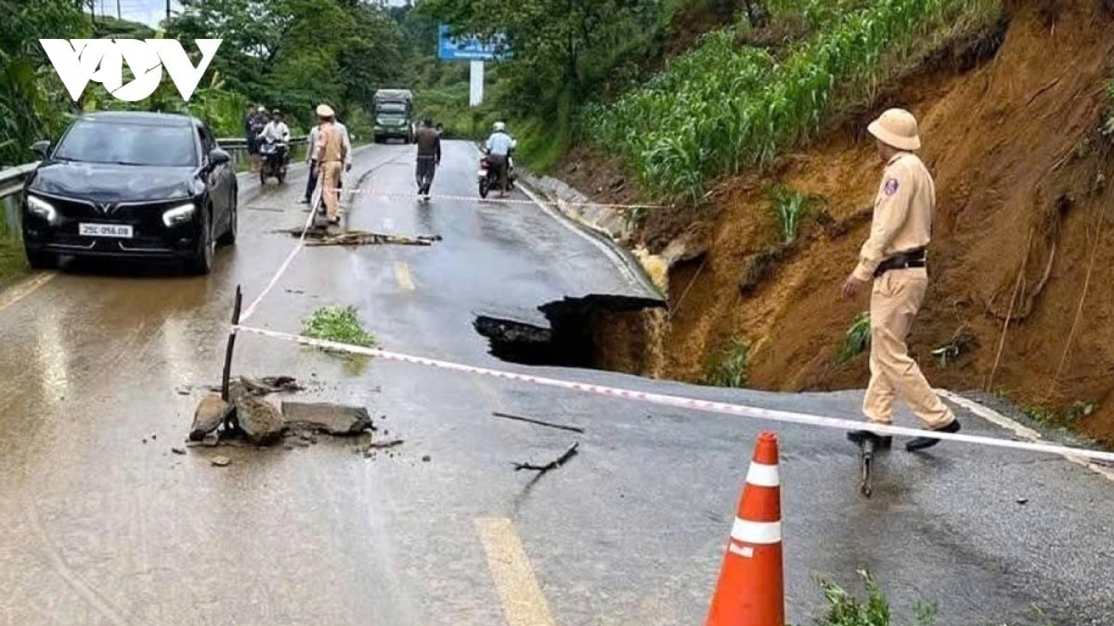Bộ Xây dựng: Nhiều tuyến giao thông tắc nghẽn, 3 thuyền viên mất tích khi bão số 10 đổ bộ
