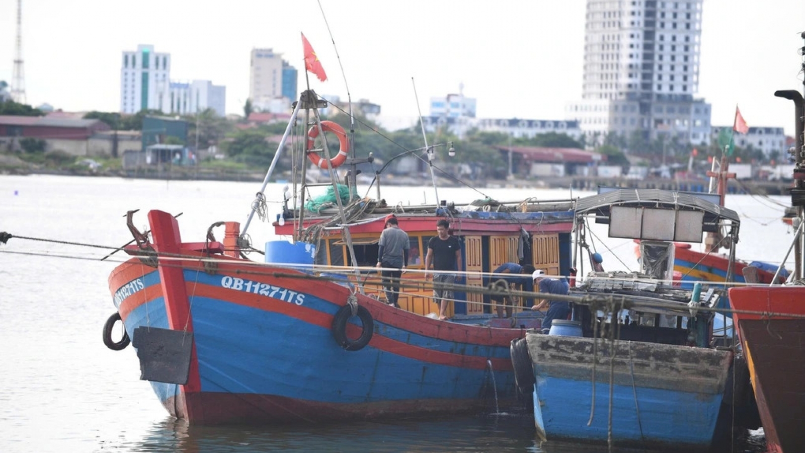 Bộ trưởng Bộ NN&MT yêu cầu khẩn cấp triển khai phương án ứng phó bão số 10