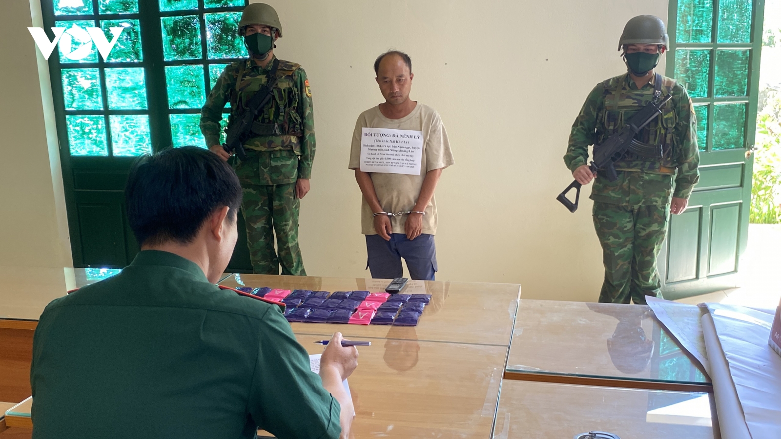 Bắt đối tượng người nước ngoài vận chuyển 6.000 viên ma túy