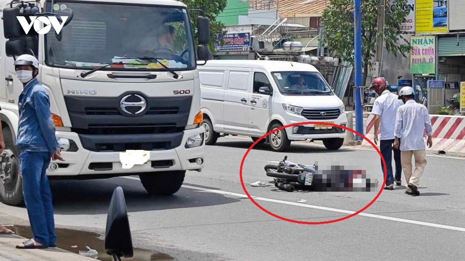 Người mẹ gào khóc bên con trai tử vong do va chạm với xe bồn ở TP.HCM
