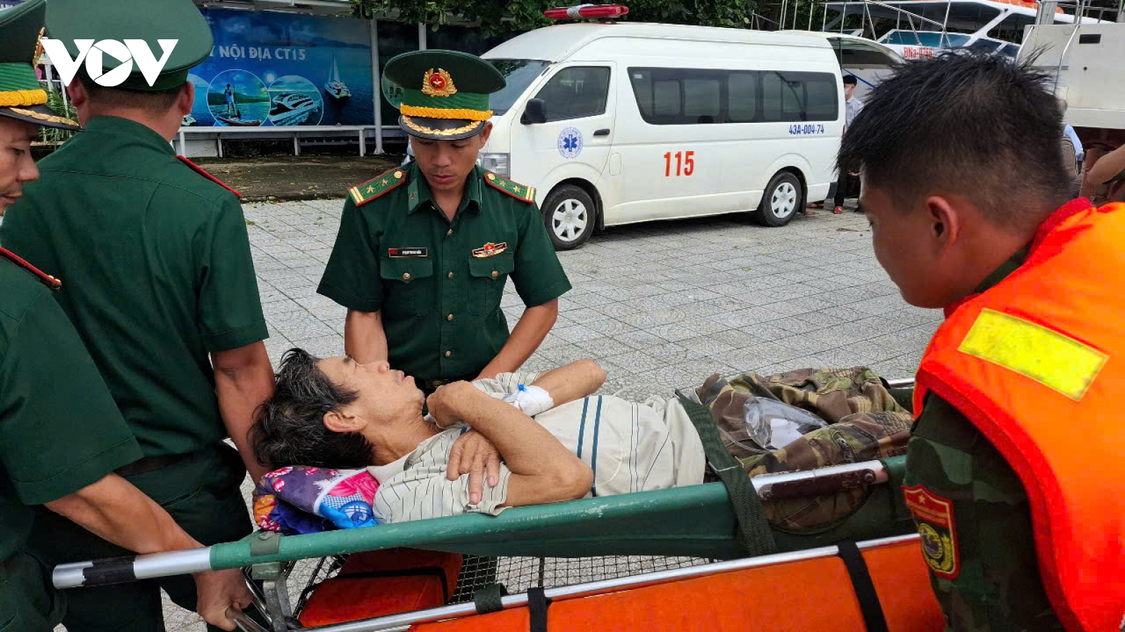 Đà Nẵng kịp thời đưa 3 bệnh nhân nặng trên đảo Cù Lao Chàm vào đất liền cấp cứu